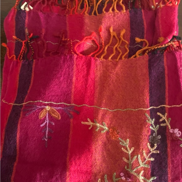 Tibetan wool large scarf. Reds, pinks, oranges. Never worn - Picture 4 of 8